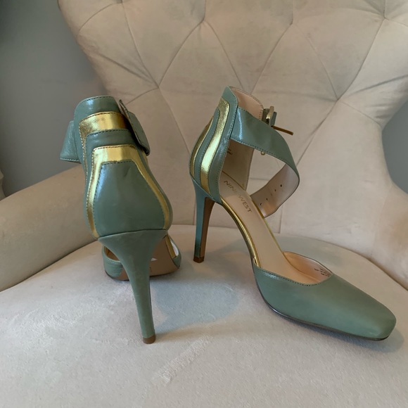 Nine West green shoes with gold trim - Picture 5 of 8